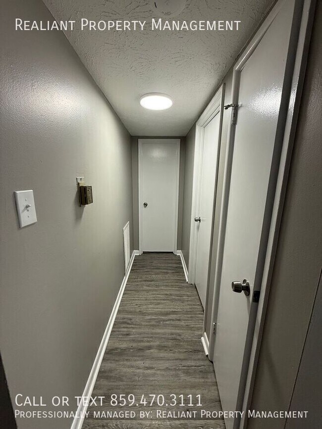 Building Photo - 2074 Fairmont Ct