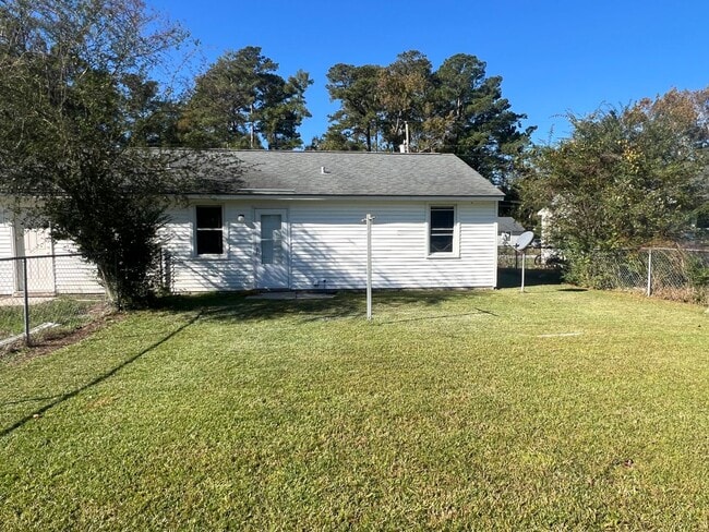 Building Photo - Cute 2 bedroom 1 bath duplex that is centr...