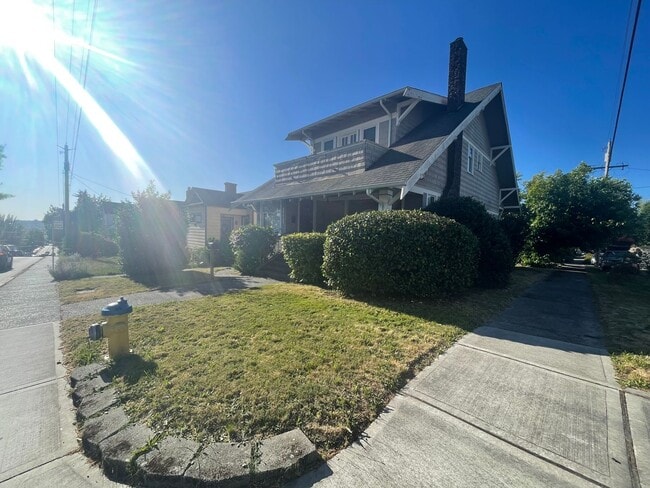 Building Photo - Large home/3bed 3 bath with bonus/office room just outside of PSNS and close to Bremerton Ferry