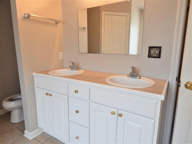 Building Photo - 451 Wisteria Dr