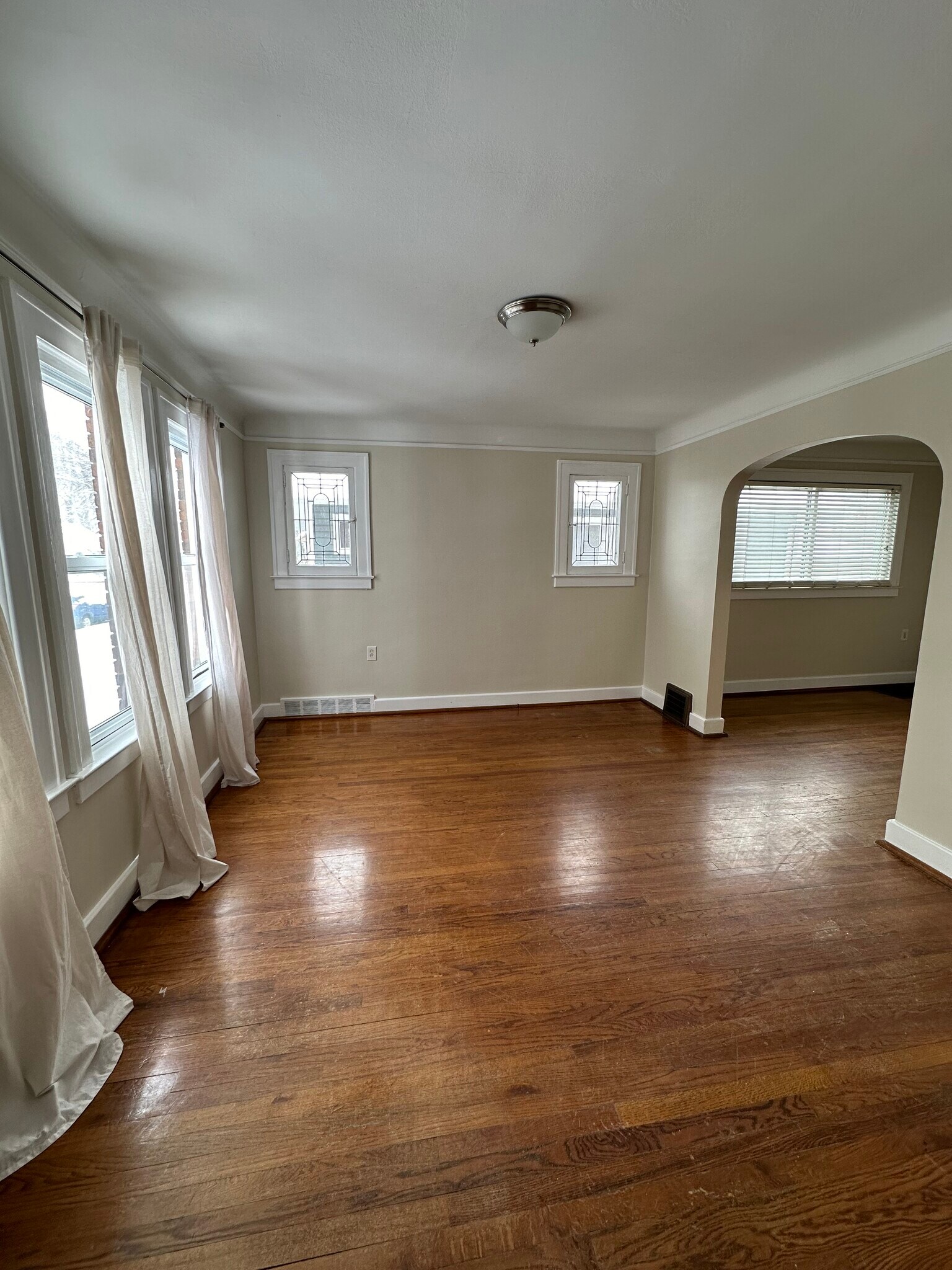 Living Room / Entrance - 240 E Marshall St