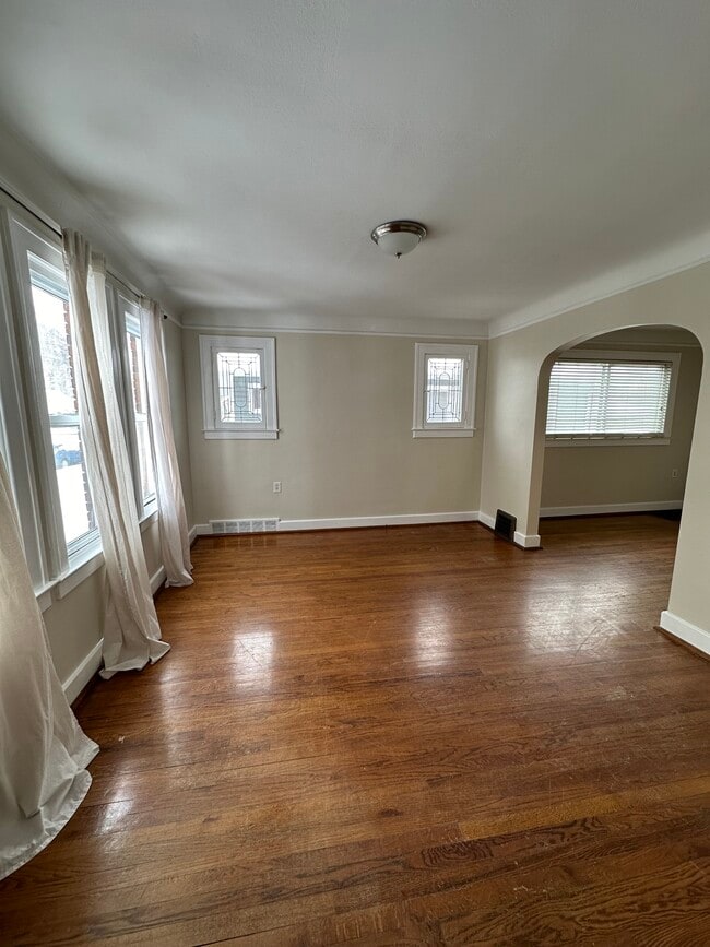 Living Room / Entrance - 240 E Marshall St