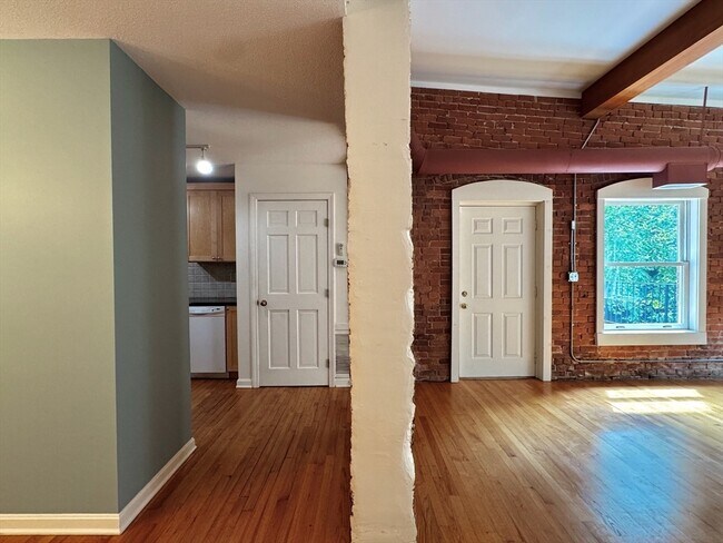 Building Photo - 362 Granville Rd