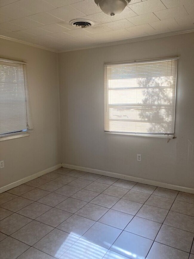 Building Photo - Long Beach 2 Bedroom