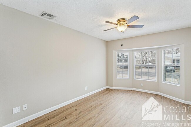 Building Photo - Large 3 Bedroom Ranch by South High