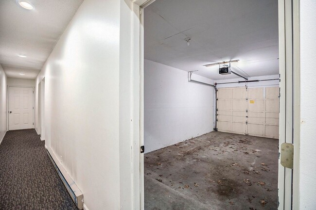 Building Photo - Comfortable Living in the Heart of Holland!