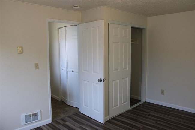 Building Photo - 3 Bedroom, 1.5 Bathroom House! Available now!