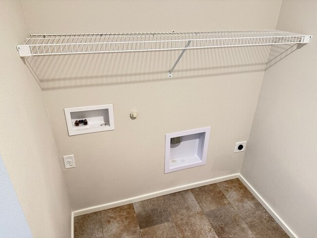 Building Photo - Newer 3 bedroom 2.5 bathroom house!