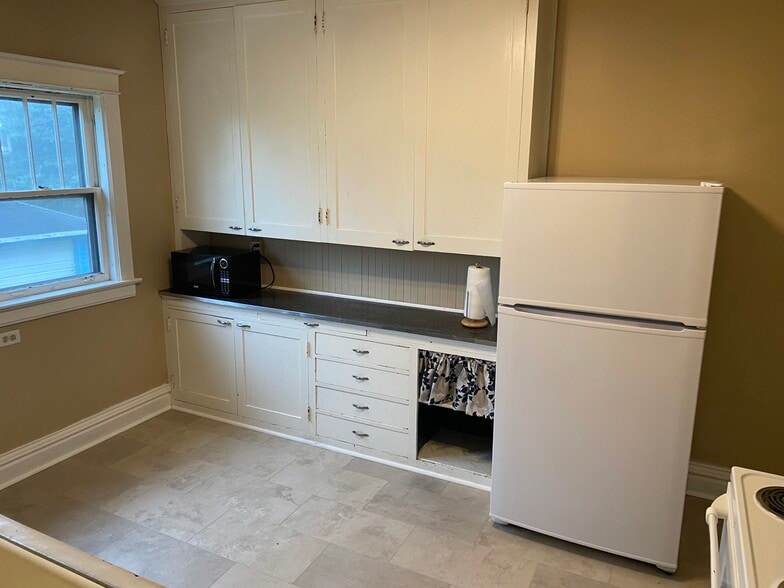 Building Photo - 619 N 17th Ave E