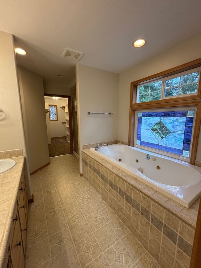 Building Photo - Beautiful Home on 1.2 Acres in Sandpoint