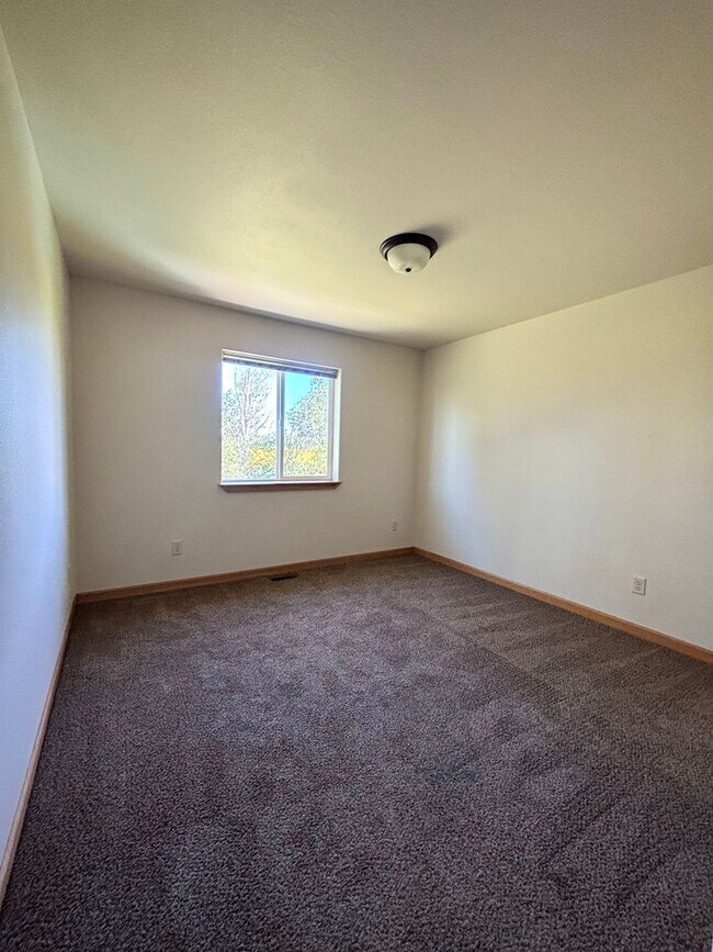 Building Photo - 310 5th Ave W