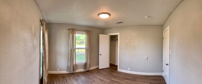 Building Photo - 1300 Barnes Ave