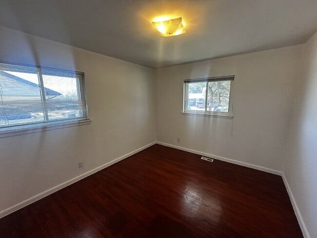 Building Photo - Available Immediately!  Spacious 6-Bedroom Retreat with 2 Full Baths in Charming Denver Locale!