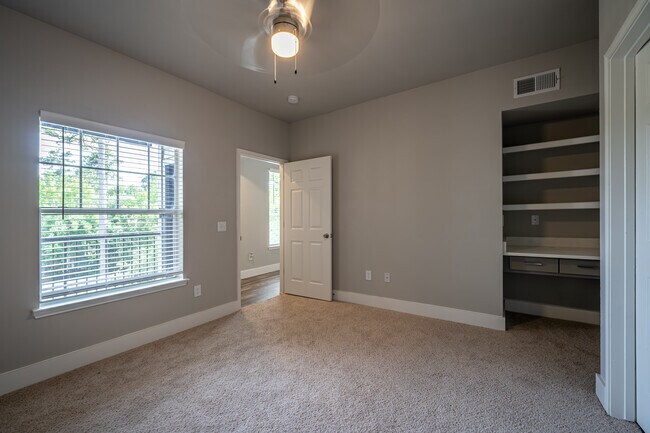Building Photo - Available Now – Modern Apartment for Rent