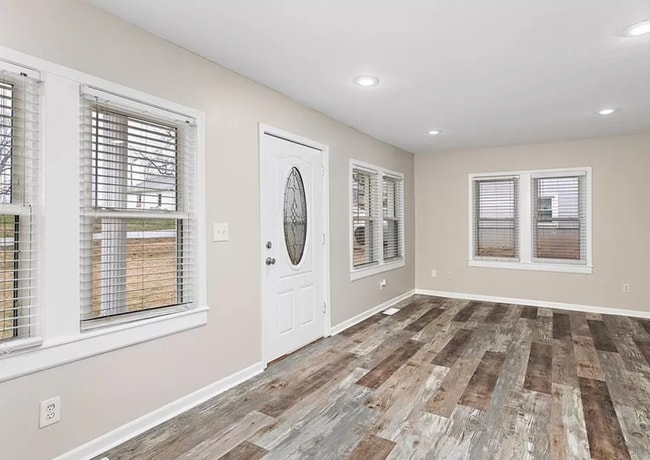 Building Photo - 3 Bedroom With Office And Fenced Yard