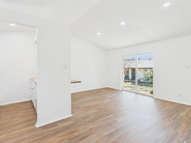 Building Photo - 1303 Hollow Creek Dr