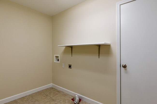 Building Photo - 202 Clover Ct