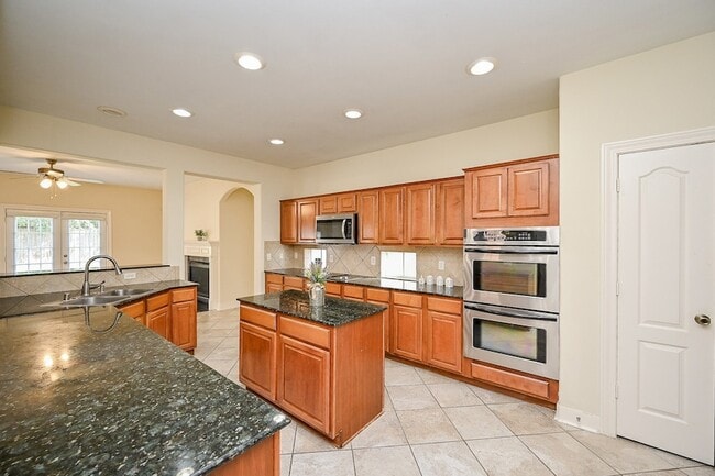 Building Photo - 1547 Lakeside Enclave Dr