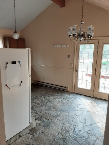 Kitchen with adjoining patio - 3943 Stevensville River Rd