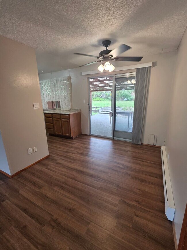 Building Photo - NE Tacoma "Retro" Rambler home - 3 bedroom plus den with 1 bathroom, 2 car garage, AC units - Ava...