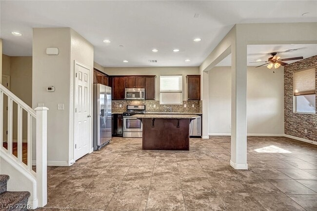 Building Photo - 985 Pebble Lake St