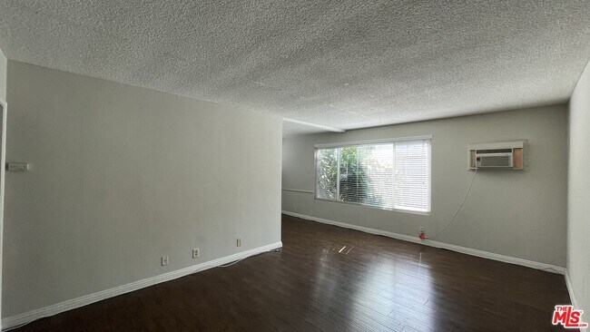 Building Photo - 832 S Gramercy Pl