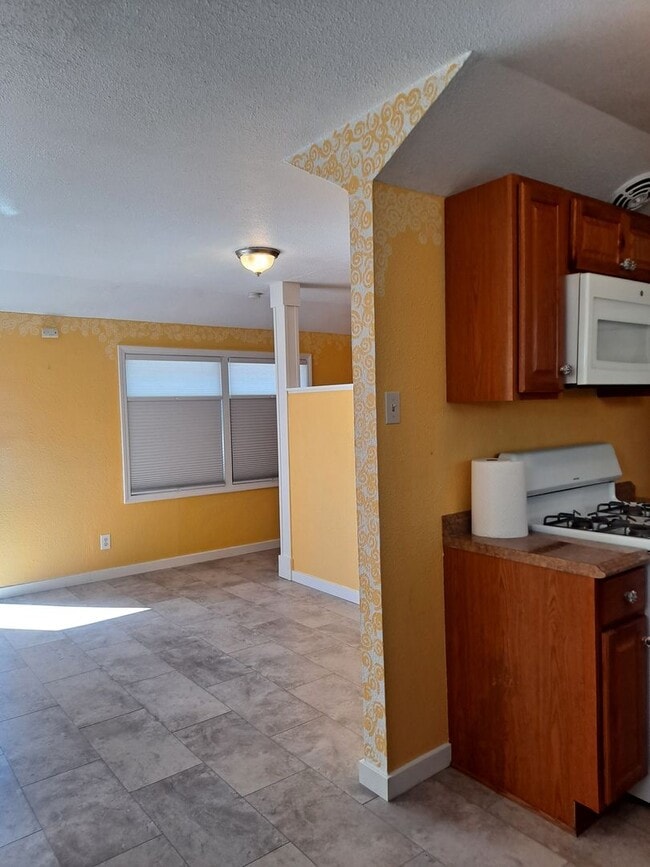 Building Photo - ALL PROSPECTIVE TENANTS MUST SUBMIT A $58 ...