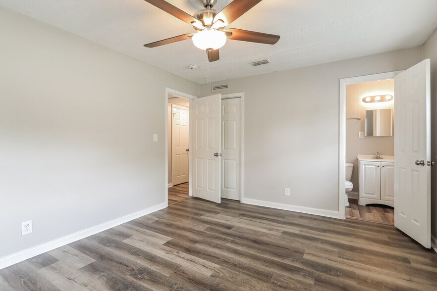 Building Photo - 6511 Burgundy Rd S