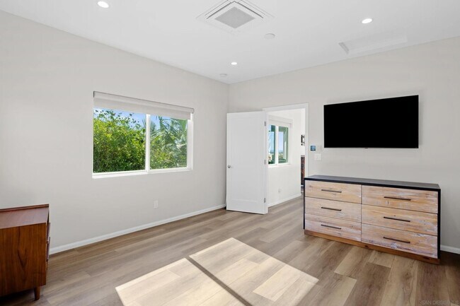 Building Photo - 1305 Blue Sky Dr