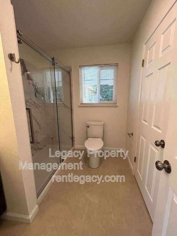 Building Photo - 1525 James St