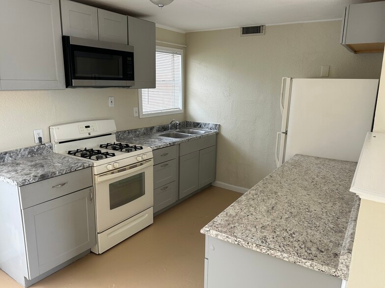 kitchen, Unit B - 5400 W Calle Cayeus