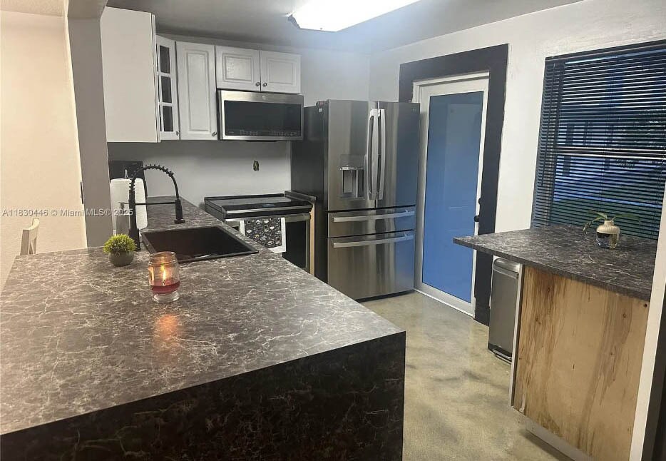 Building Photo - 1701 NE 191st St