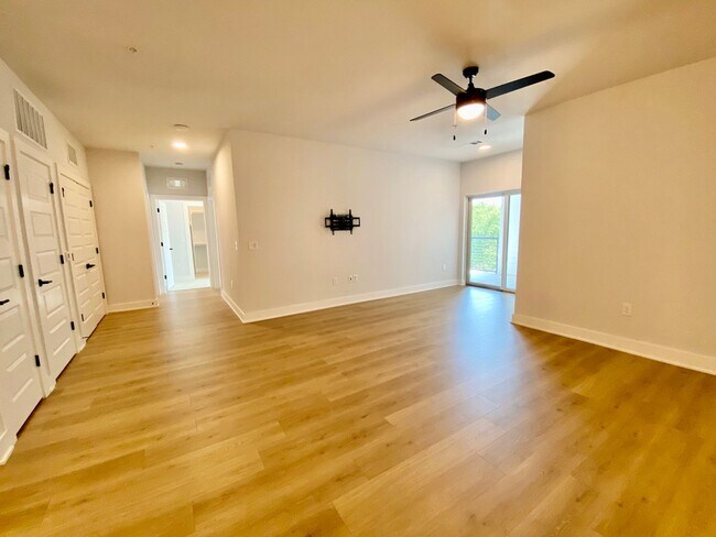 Building Photo - Stylish 3 Bedrooms 2 Bathrooms with Top-Tier Amenities Condo in East Austin!!!