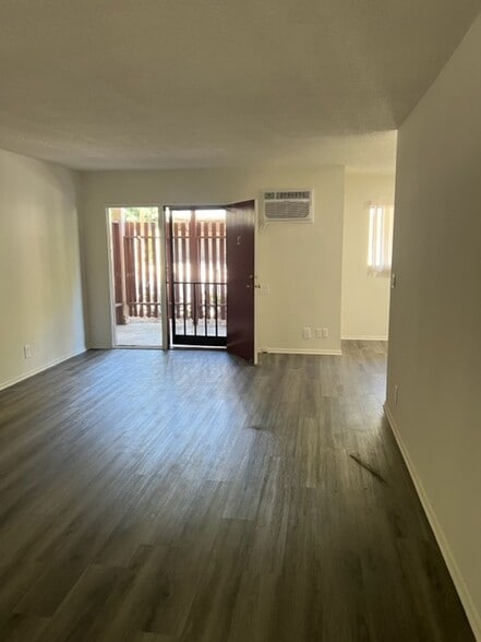 Building Photo - 2157 Vine St