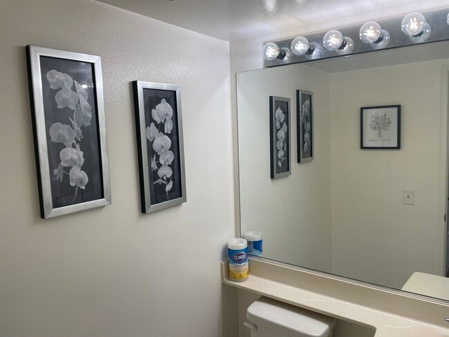 Building Photo - Dual Master Two Bedroom Townhome in Westpa...