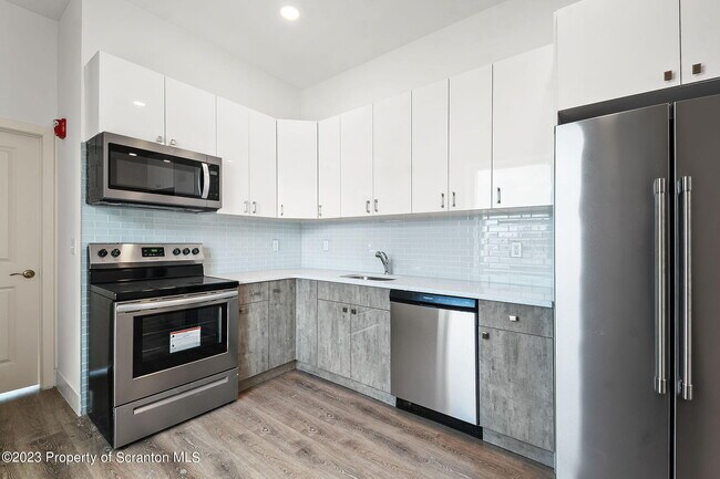 Building Photo - 19 W River St