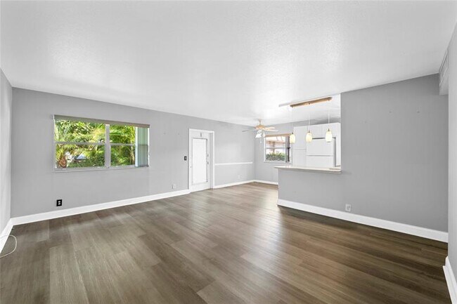 Building Photo - 220 Seville Dr