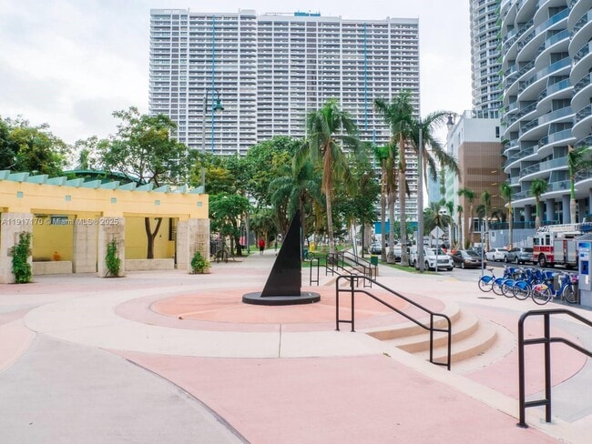 Building Photo - 1717 N Bayshore Dr