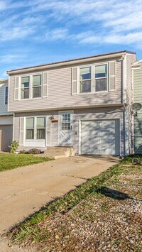 Building Photo - Townhouse