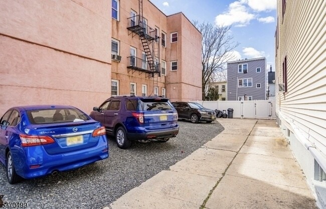 Building Photo - 138 E Jersey St