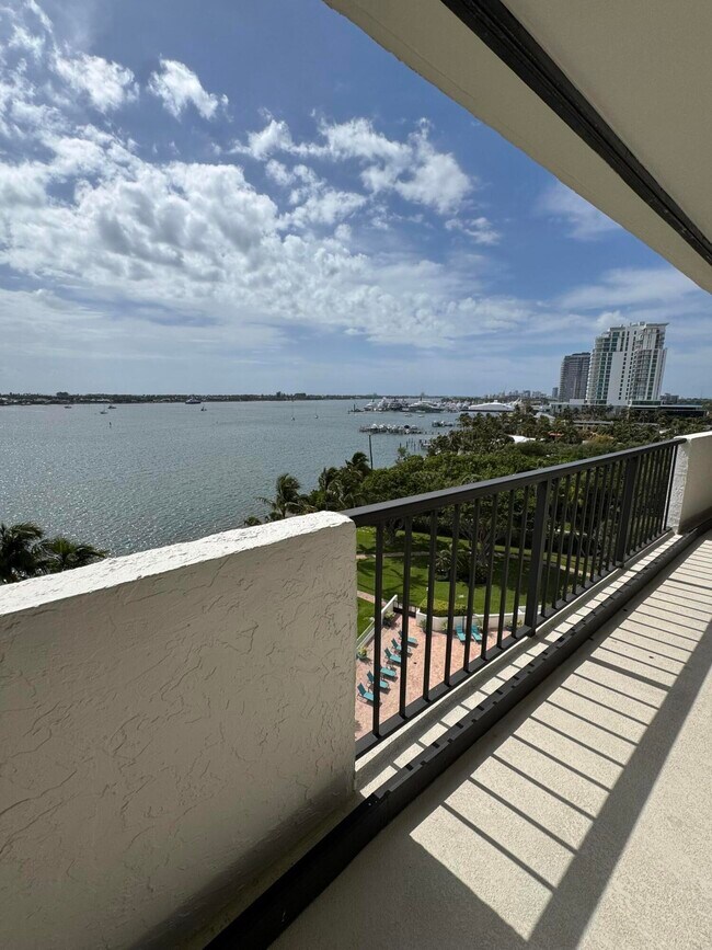 Building Photo - 5200 N Flagler Dr