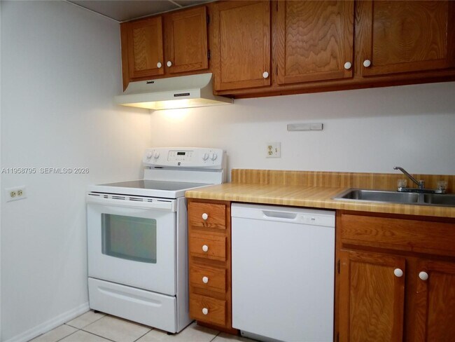 Building Photo - 3720 Inverrary Dr