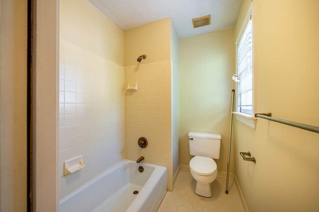 Building Photo - 1305 Hampshire Ct