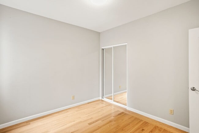 Building Photo - Spacious 3Bd/2Ba in SF Richmond District!