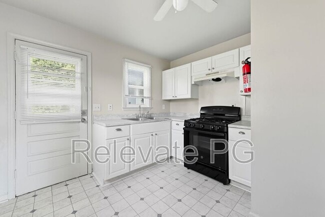 Building Photo - 319 Britton St