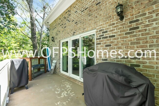 Building Photo - 712 Cypress Dr