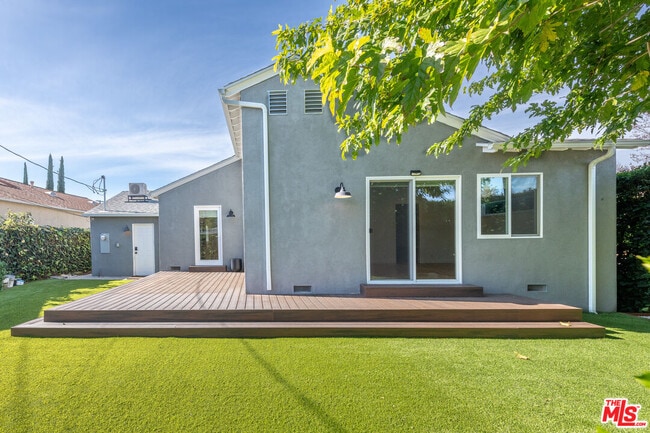 Building Photo - 5970 Balcom Ave