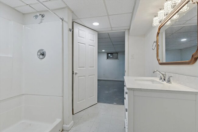 Building Photo - 6 Bedroom/3 Bathroom Available in Wayne!