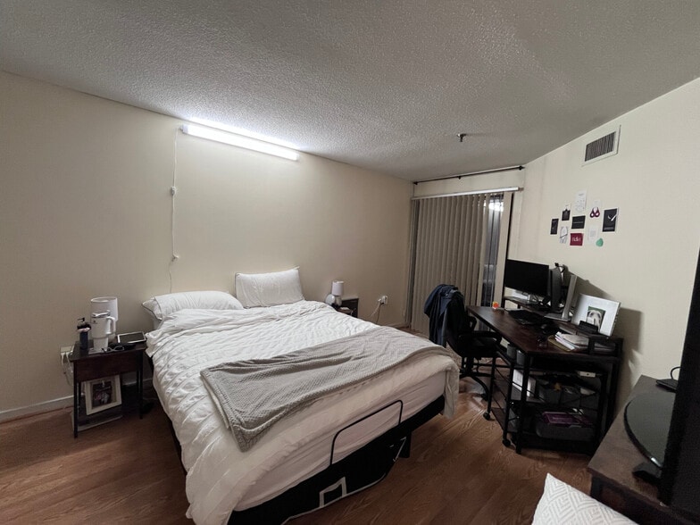 Building Photo - 153 Kelton St