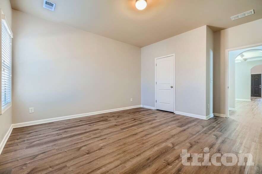 Building Photo - 3919 King Fisher Dr